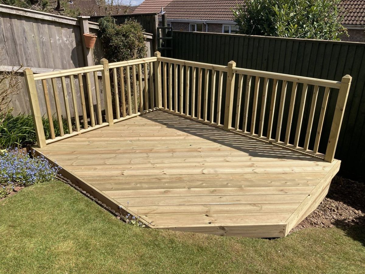 Corner deck with timber balustrade