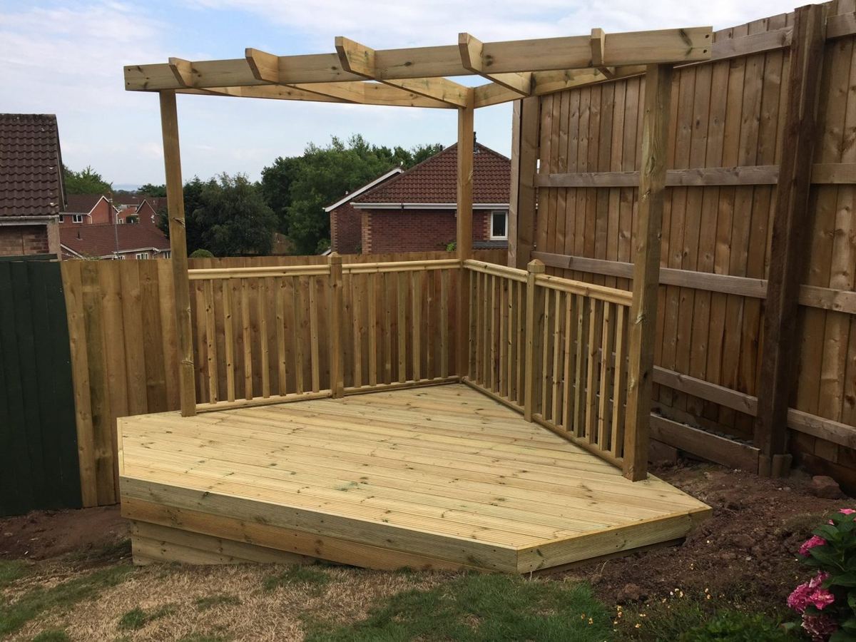 Corner deck with pergola and balustrade
