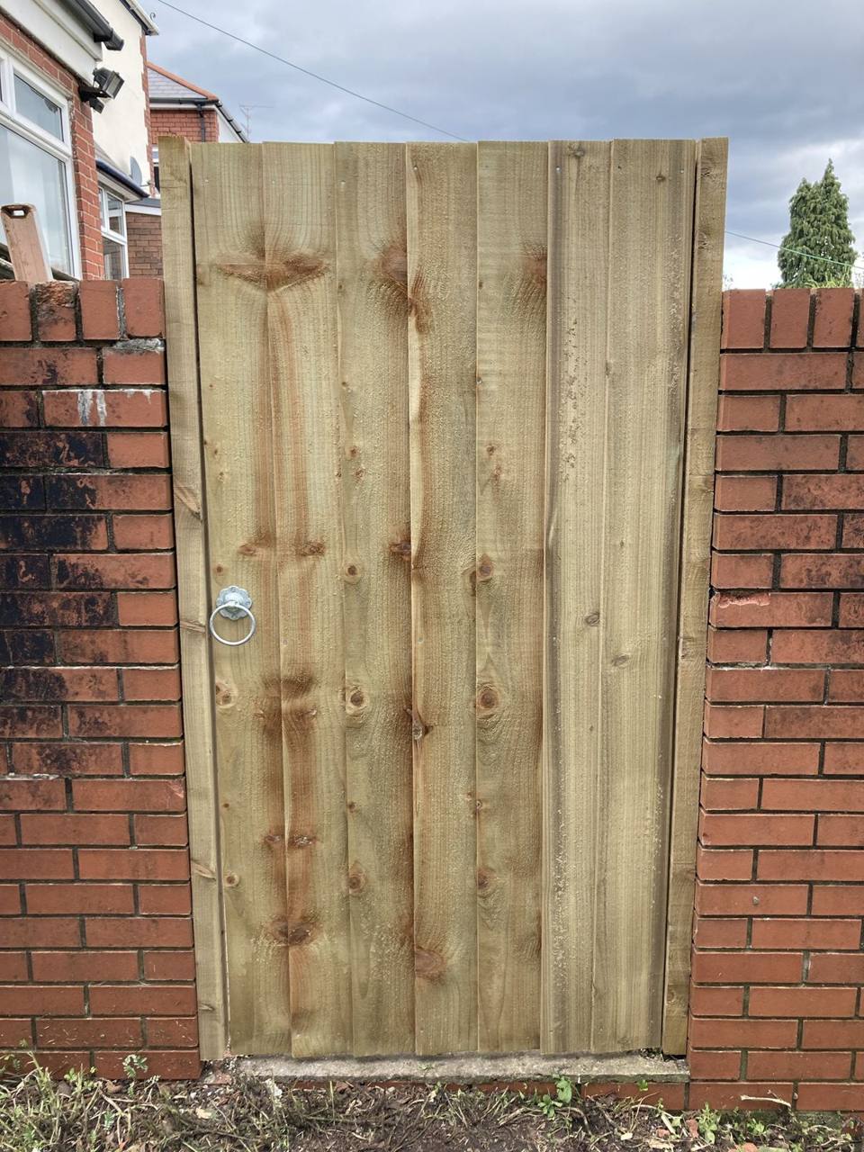 Made-to-measure featheredge gate between brick piers
