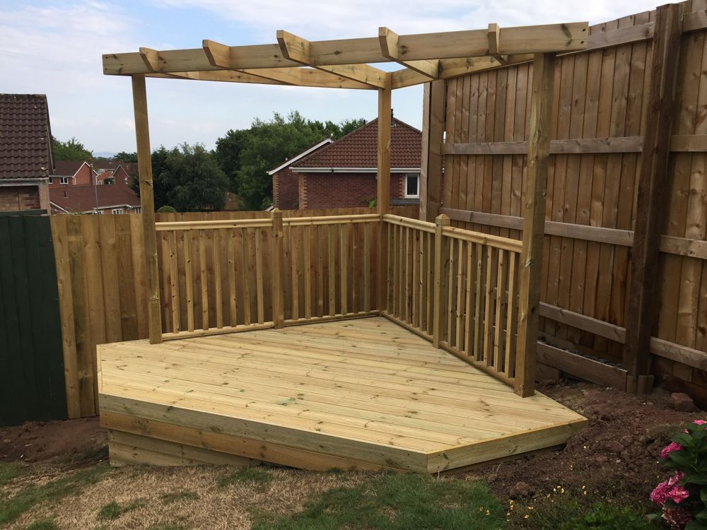 Job for Elizabeth: corner deck with pergola and balustrade